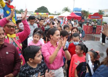 Ana Paty Peralta celebra Día del Niño con hijos de bomberos y policías
