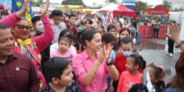 Ana Paty Peralta celebra Día del Niño con hijos de bomberos y policías