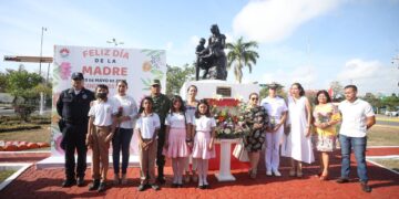 Ana Paty Peralta conmemora a madres cancunenses en su día