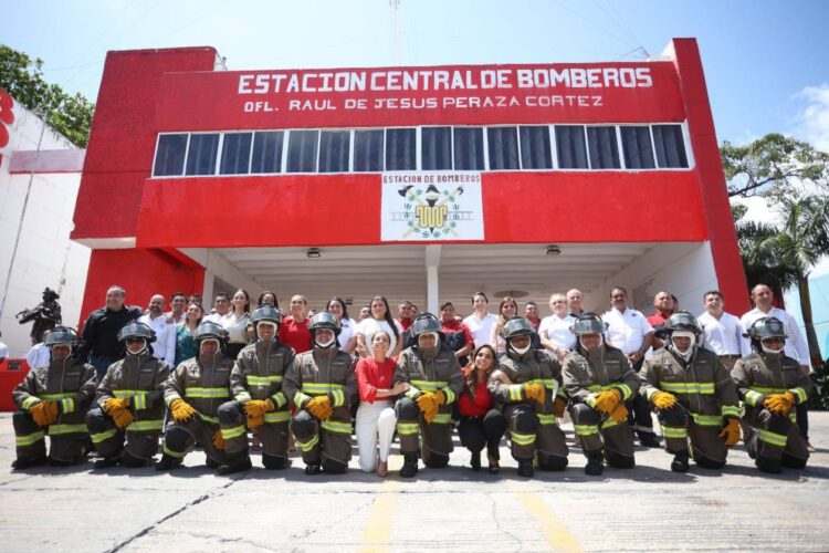 Ana Paty Peralta reconoce a bomberos de Cancún por su destacada labor