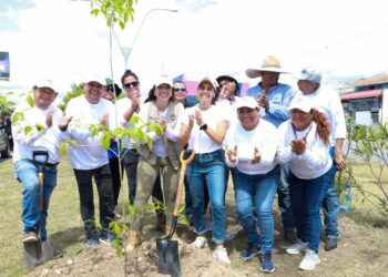Ana Paty Peralta embellece avenida principal de Cancún con reforestación