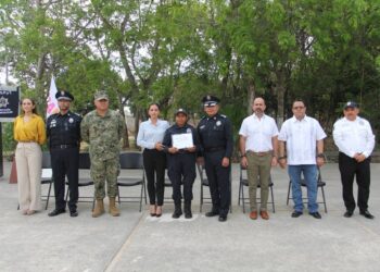 Ana Paty Peralta promueve honradez, profesionalismo y eficiencia en policías graduados
