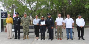 Ana Paty Peralta promueve honradez, profesionalismo y eficiencia en policías graduados
