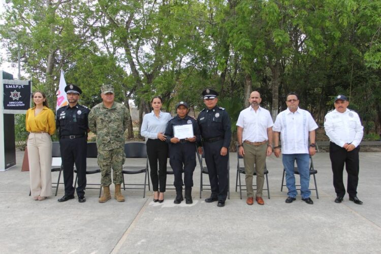 Ana Paty Peralta promueve honradez, profesionalismo y eficiencia en policías graduados