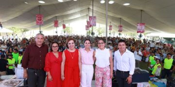 Ana Paty Peralta, unida con madres trabajadoras del sindicato del Ayuntamiento de Cancún