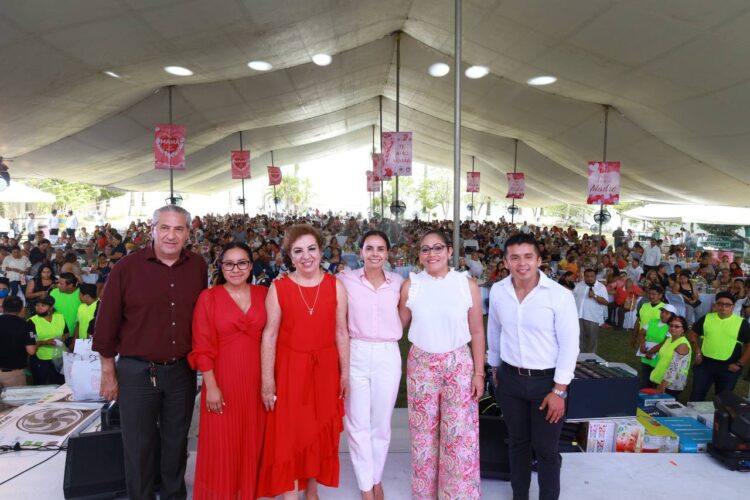 Ana Paty Peralta, unida con madres trabajadoras del sindicato del Ayuntamiento de Cancún