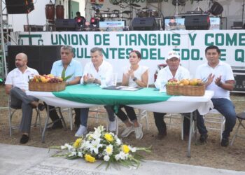 Ana Paty Peralta reconoce labor y unión de tianguistas en su aniversario