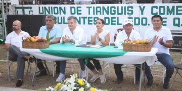 Ana Paty Peralta reconoce labor y unión de tianguistas en su aniversario