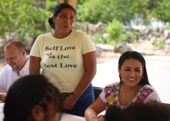 Blanca Merari convive con madres de familia de la comunidad de Delirios