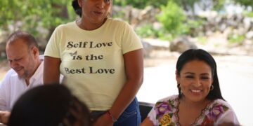 Blanca Merari convive con madres de familia de la comunidad de Delirios