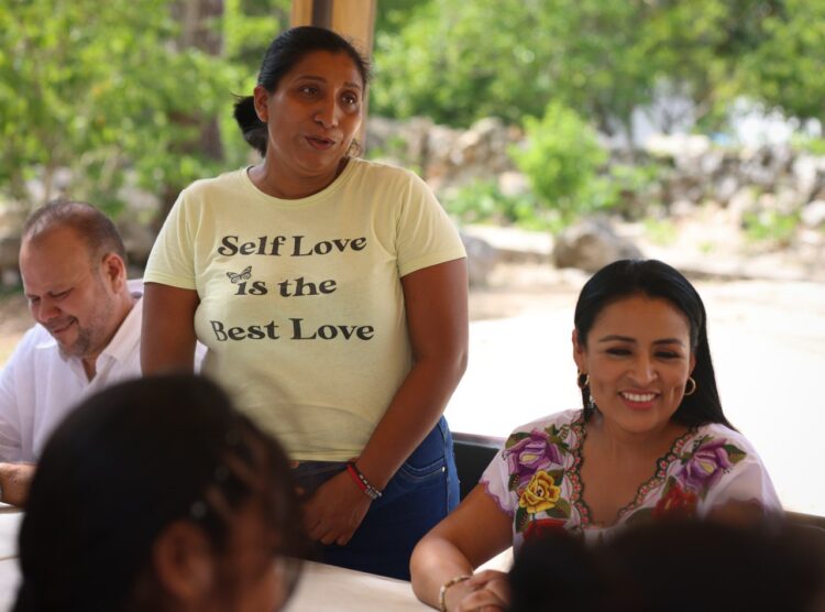Blanca Merari convive con madres de familia de la comunidad de Delirios