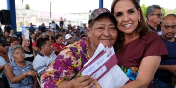 Entrega Mara Lezama tarjetas para que 476 familias transformen sus viviendas