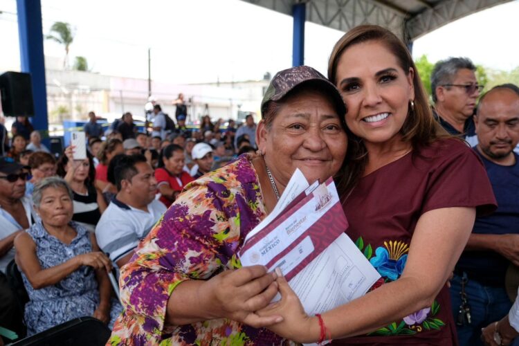 Entrega Mara Lezama tarjetas para que 476 familias transformen sus viviendas