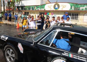Da Blanca Merari la bienvenida a pilotos del Rally Maya a la comunidad de Leona Vicario