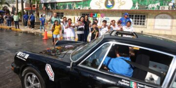 Da Blanca Merari la bienvenida a pilotos del Rally Maya a la comunidad de Leona Vicario