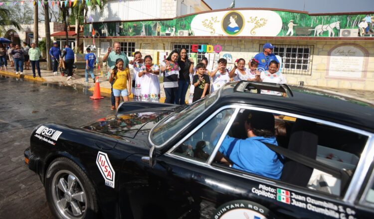 Da Blanca Merari la bienvenida a pilotos del Rally Maya a la comunidad de Leona Vicario