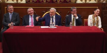 Pide AMLO a Morena definir en tres meses al candidato presidencial