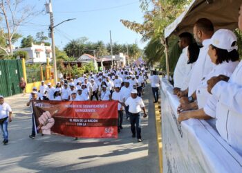 Participan servidores públicos y sindicatos en desfile por Día Internacional del Trabajo en Puerto Morelos