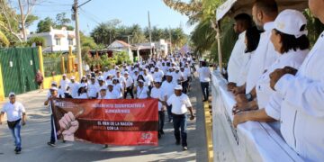 Participan servidores públicos y sindicatos en desfile por Día Internacional del Trabajo en Puerto Morelos