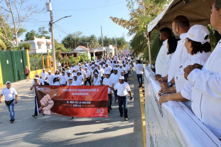 Participan servidores públicos y sindicatos en desfile por Día Internacional del Trabajo en Puerto Morelos
