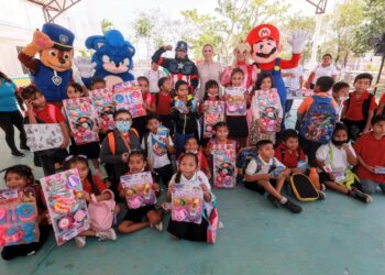 Atenea Gómez continúa regalando sonrisas a niños y niñas de Zona Continental de Isla Mujeres