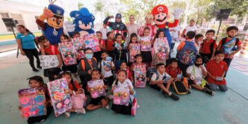 Atenea Gómez continúa regalando sonrisas a niños y niñas de Zona Continental de Isla Mujeres
