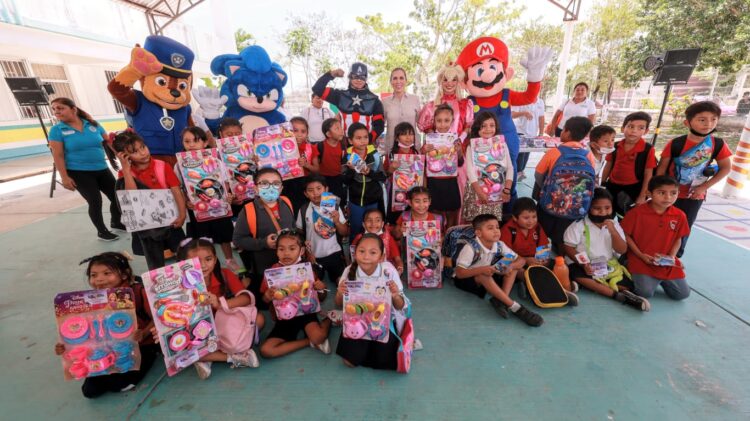 Atenea Gómez continúa regalando sonrisas a niños y niñas de Zona Continental de Isla Mujeres
