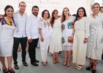 Atenea Gómez asiste a entrega de medalla al mérito de protección ecológica