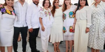 Atenea Gómez asiste a entrega de medalla al mérito de protección ecológica