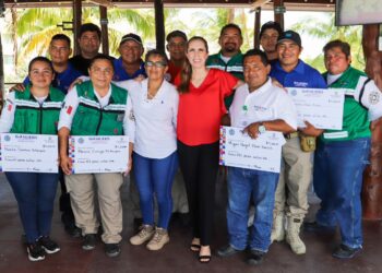 Atenea Gómez reconoce a personal de Protección Civil y Cuerpo de Bomberos