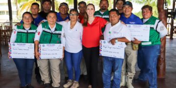 Atenea Gómez reconoce a personal de Protección Civil y Cuerpo de Bomberos