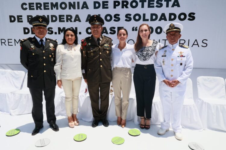 Atenea Gómez asiste a ceremonia de protesta de soldados del Sevicio Nacional Militar clase 2004