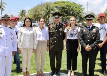 Blanca Merari atestigua toma de protesta de soldados y marinos del servicio militar clase 2004