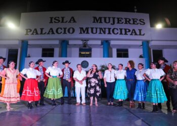 Promueve Atenea Gómez el arte y la cultura entre los isleños