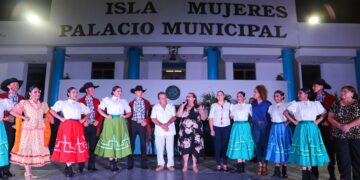 Promueve Atenea Gómez el arte y la cultura entre los isleños