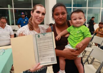 Encabeza Atenea Gómez entrega de actas de nacimiento en la Zona Continental