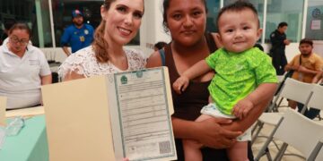 Encabeza Atenea Gómez entrega de actas de nacimiento en la Zona Continental