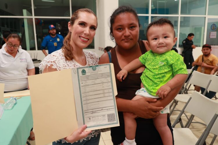 Encabeza Atenea Gómez entrega de actas de nacimiento en la Zona Continental
