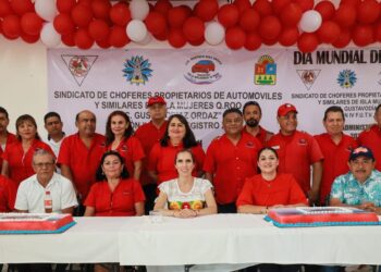 Atenea Gómez felicita a los taxistas de Isla Mujeres en su día