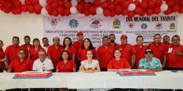 Atenea Gómez felicita a los taxistas de Isla Mujeres en su día