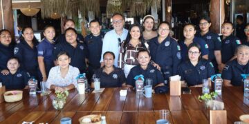 Convive Blanca Merari con policías madres de familia de Puerto Morelos