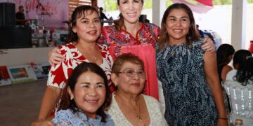 Festeja Atenea Gómez a las mamás de la Zona Continental de Isla Mujeres