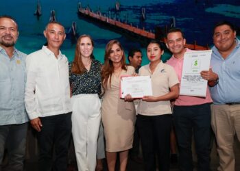 Entrega Mara Lezama distintivos de calidad turística a hoteles, destacando a Isla Mujeres
