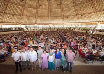 Festeja Blanca Merari a mamás de Puerto Morelos