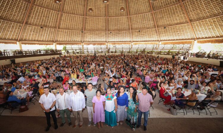 Festeja Blanca Merari a mamás de Puerto Morelos