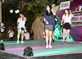 Animan jóvenes coreanos al pabellón artesanal y gastronómico de Puerto Morelos