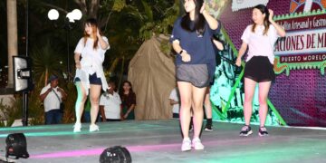 Animan jóvenes coreanos al pabellón artesanal y gastronómico de Puerto Morelos