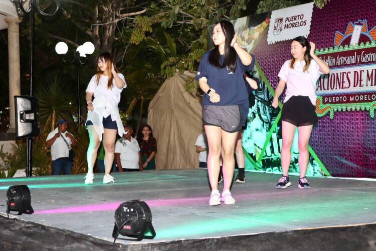 Animan jóvenes coreanos al pabellón artesanal y gastronómico de Puerto Morelos