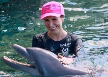 Brinda Atenea Gómez bienestar a personas con discapacidad a través de Delfinoterapia