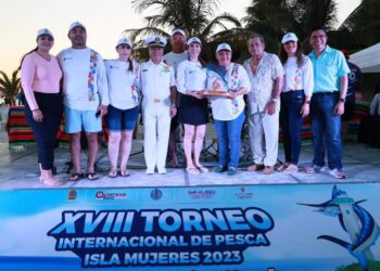 Atenea Gómez premia a pescadores en XVIII Torneo Internacional de Pesca de Isla Mujeres